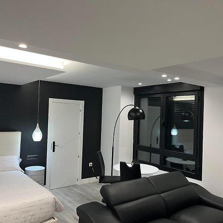 Black And White Suite "La Marinera" กาสโตร-อูร์เดียเลส ภายนอก รูปภาพ