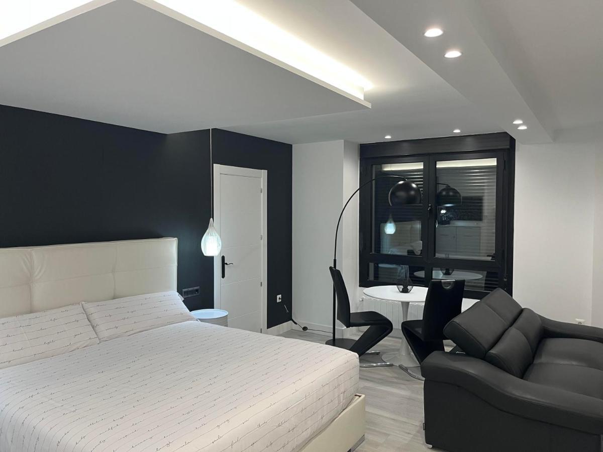 Black And White Suite "La Marinera" กาสโตร-อูร์เดียเลส ภายนอก รูปภาพ