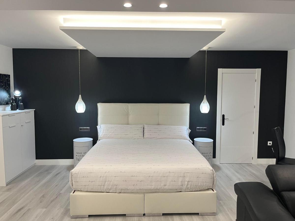 Black And White Suite "La Marinera" กาสโตร-อูร์เดียเลส ภายนอก รูปภาพ