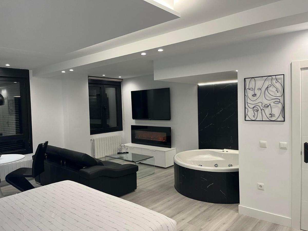 Black And White Suite "La Marinera" กาสโตร-อูร์เดียเลส ภายนอก รูปภาพ