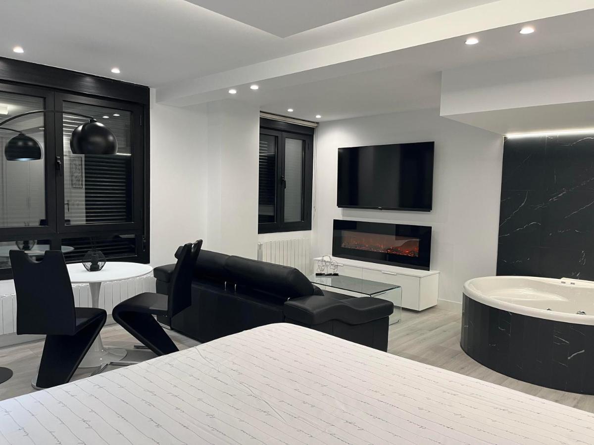 Black And White Suite "La Marinera" กาสโตร-อูร์เดียเลส ภายนอก รูปภาพ